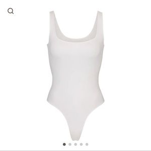 SKIMS ESSENTIAL SCOOP NECK BODYSUIT